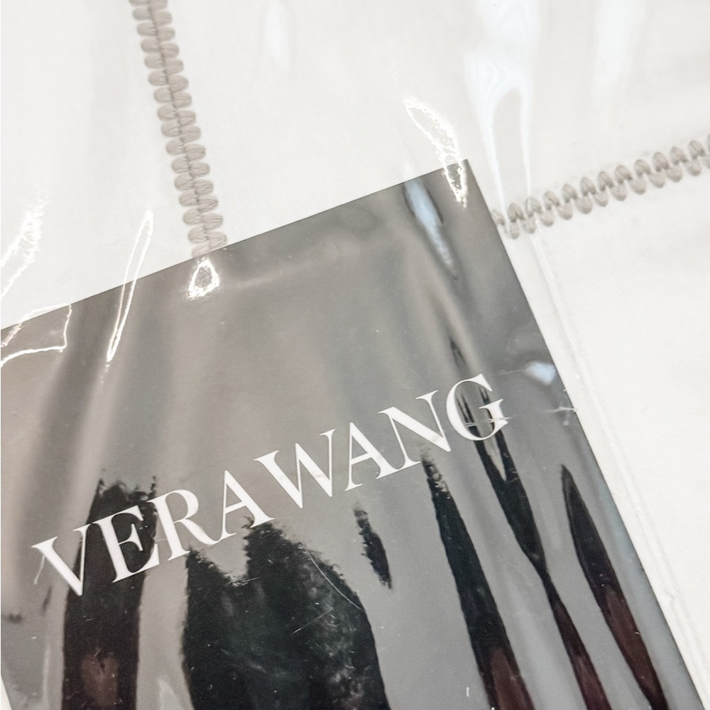 NWT - Vera Wang- King Duvet Cover Set with Matching Shams Zig White/Grey, King - Picture 3 of 7